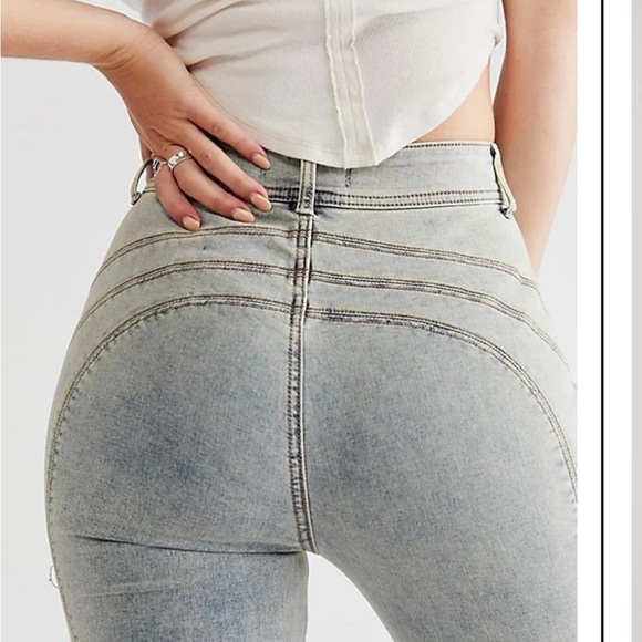 We The Free - Crvy Head Turner Slim Flare Jeans - Picture 2 of 8